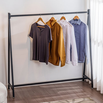 Présentoir à vêtements l 57,4 po Maeanna