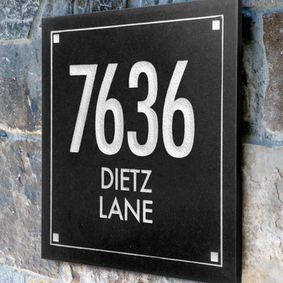 Plaque d'adresse gravée noire à 3 lignes Futura