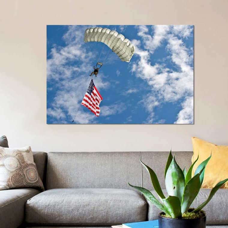 « a us air force member se glisse à travers le ciel avec l’drapeau american », reproduction de photo sur toile, Toile tendue