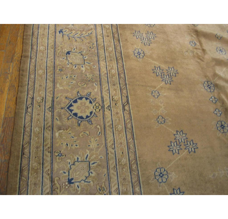 Tapis Borlou antique de couleur chameau appréciable avec une jolie petite fleur