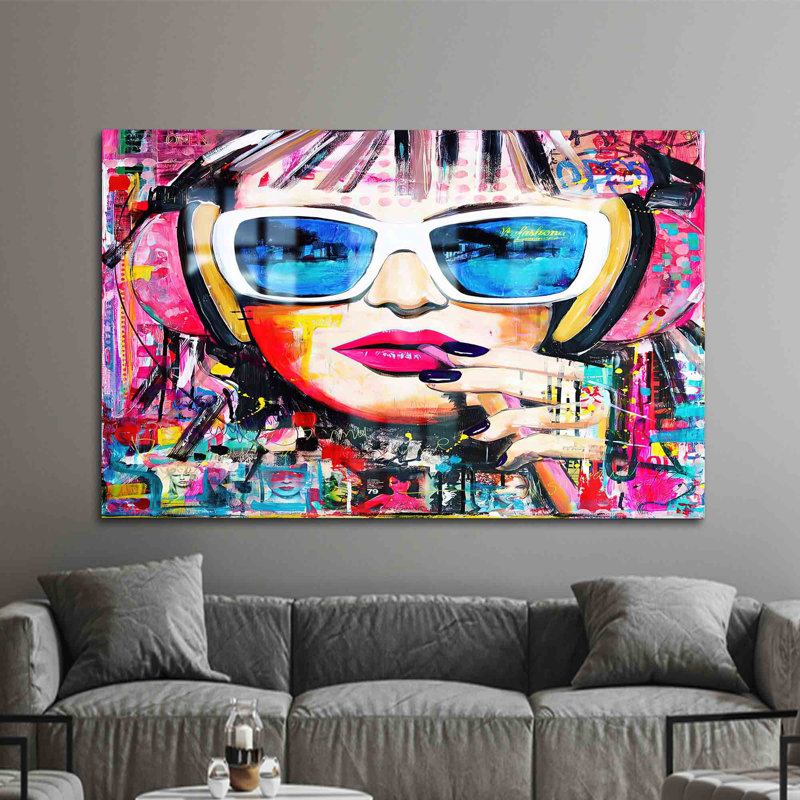 Superbe art mural en verre avec un portrait vif d'une femme animée par la beauté du graffiti, H 18,1 po x l 28,3 po