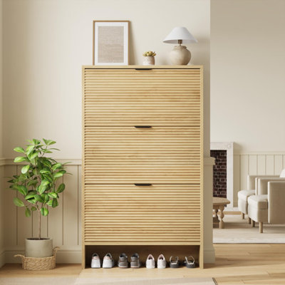 Armoire à chaussures pour le vestibule, armoire à chaussures cannelée avec 3 portes rabattables, grand range-chaussures dissimulé de 32 po de hauteur, organisateur de chaussures autoportant pour l'entrée, le couloir, le salon, le salon