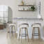 Fauteuil pivotant en bois gris avec repose-pieds rond en métal noir et similicuir blanc - Paquet de 2, style contemporain, rotation à 360°, usage intérieur uniquement. 2 repose-pieds, design, utilisation, assemblage requis.