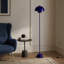 Lampe sur pied industrielle de style industriel avec abat-jour bleu et interrupteur au pied-23387962
