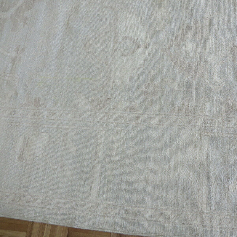 Tapis décoratif en laine de conception unique noué à la main gris de 6 pi 4 po x 9 pi 2 po Ezzedin