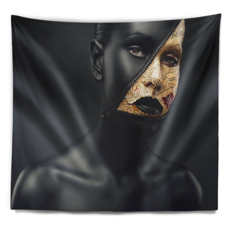 Tapisserie de femme portrait avec un zip sur le visage, H 78 po x l 92 po