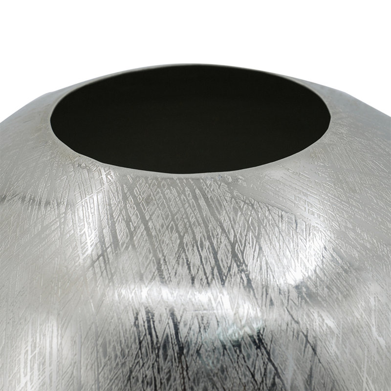 Vase élégant en aluminium à stries argentées, léger et durable pour un décor moderne, H 15 po x l 12,5 po x P 12,5 po