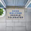 Tapis d'extérieur Dogs Welcome People Tolerated, par Lil 'Rue, 18 po x 30 po