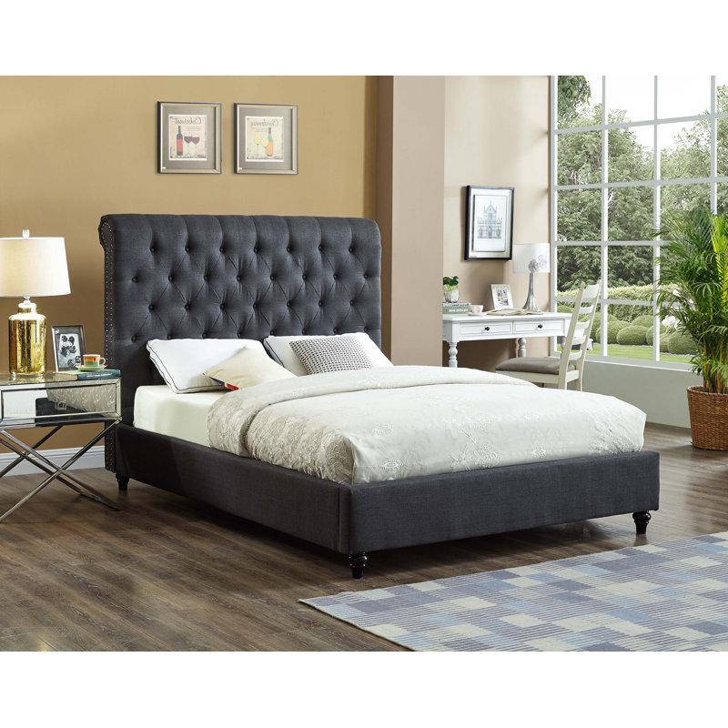Lit en tissu beige avec détails cloutés, support de matelas inclus. Très grand: 78 po, Grand, Brun