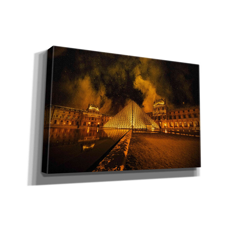 «Lourve Pyramid» par Sebastien Lory, estampe numérique sur toile, L 18 po x H 12 po x P 0,75 po