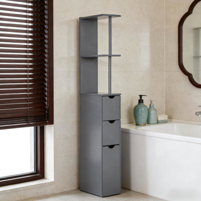 L'armoire de salle de bain grise mince avec deux tablettes ouvertes et trois tiroirs peut être fixée au mur pour un grand rangement pour les articles.