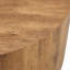 La table cylindrique avec sa conception à motifs peut être facilement intégrée dans une variété de styles d'intérieur, des tables basses aux petites tables de salle à manger, en passant par les établi ou les bureaux d'écriture de fortune.