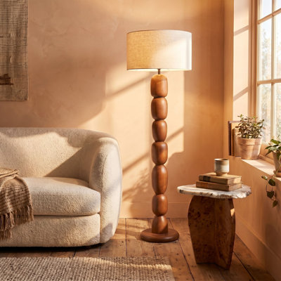 Lampe sur pied en bois d'hévéa avec abat-jour en lin et interrupteur au pied