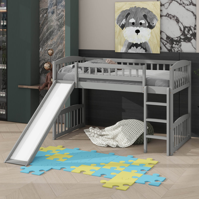 Lit mezzanine simple mis en valeur par une glissade excitante