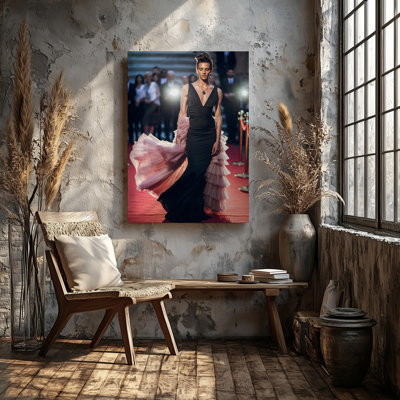 Reproduction d'art sur toile, "Poised figure debout" sur un tapis rouge glamour portant une élégante robe noire avec un décolleté plongeant