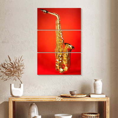 Abarca saxophone sur fond rouge