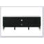 Console de style contemporain avec plateau en pierre frittée et pieds en flèche argentés avec tablettes ouvertes et salon noir et blanc