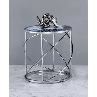 Table d'appoint décorative inspirée du marbre bleu, avec un piètement en métal et verre lisse et une surface ronde polie.