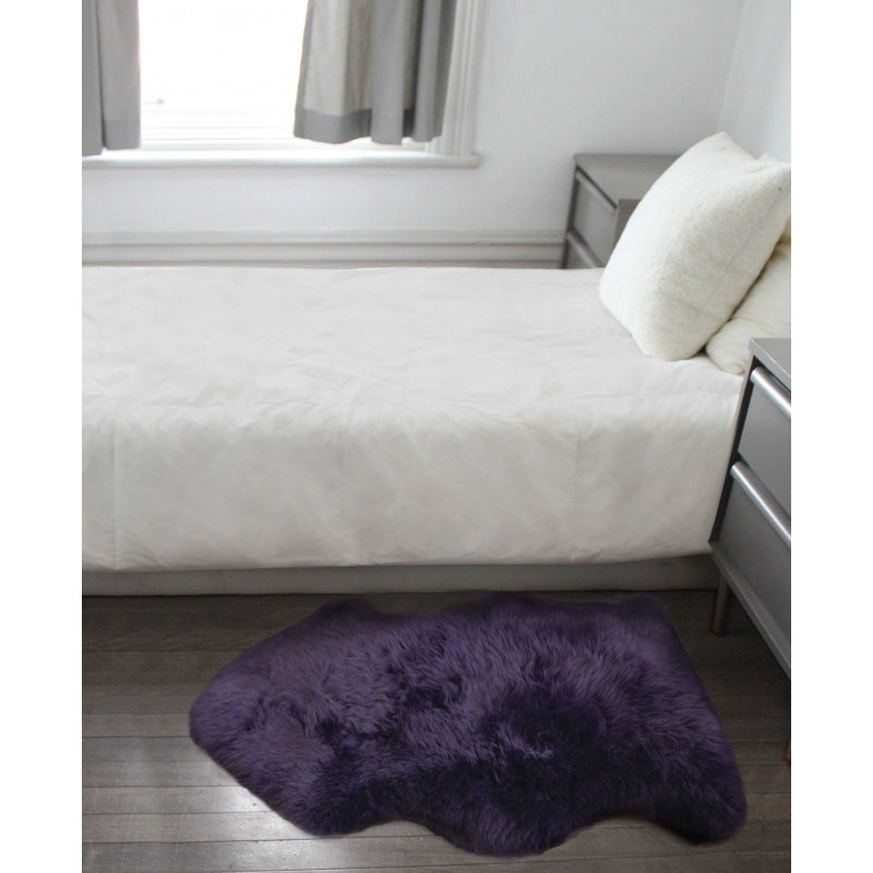 Tapis prune en peau de mouton Haghni, Nouveauté 2 pi x 3 pi