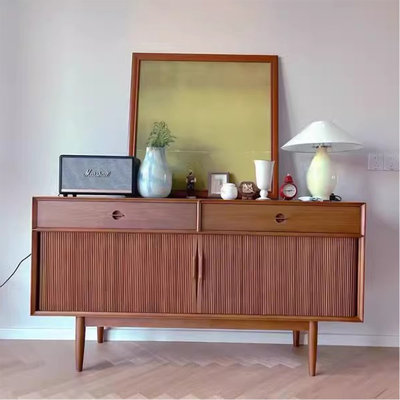 Un buffet en bois massif de style moyen