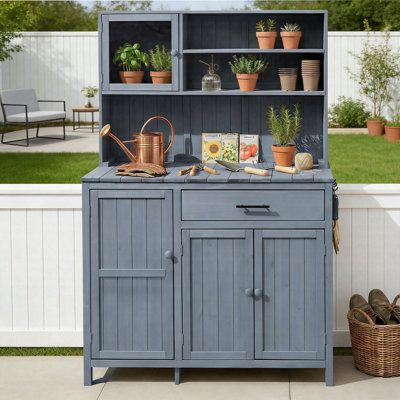 Banc de rempotage extérieur 65 po avec huche, poste de travail de jardin en bois de sapin massif avec grand comptoir, tablettes réglables, support à épices, tiroir et îlot de cuisine pour patio