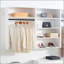 Système de placard mural en bois blanc Devi avec unités modulaires pour des solutions de rangement personnalisables