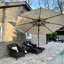 Parasol en porte-à-faux rond en bois avec base Epperly-608126245-643666236
