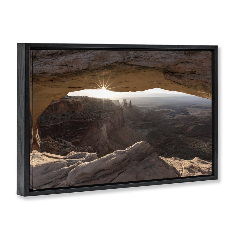  Toile flottante encadrée «Peeking Through Desert Arch» par Danita Delimont, H 17 po x l 25 po, Cadre flottant noir de jais
