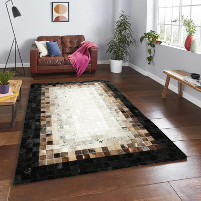 Tapis noir et beige en cuir de vache à carreaux