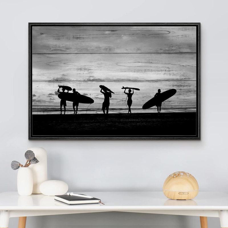 Silhouette de divertissement nautique de surfeurs transportant leur planche de surf sur Sunset Beach Modern