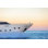 Yacht de luxe naviguant au coucher de soleil sur la mer par Kentarus