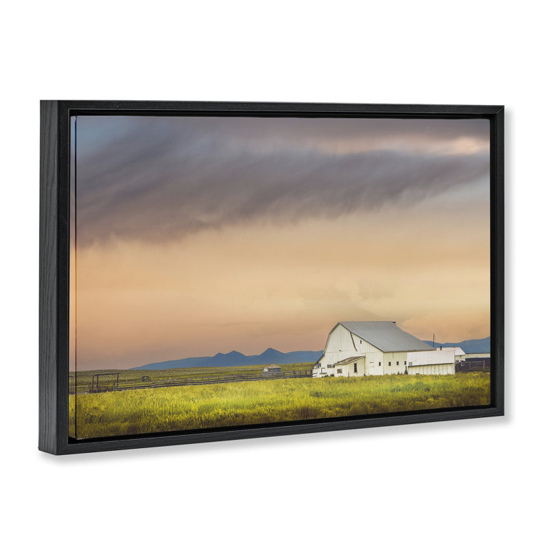Cadre flottant vintage grange blanche au lever du soleil, design par Annie Bailey Art, H 17 po x l 25 po