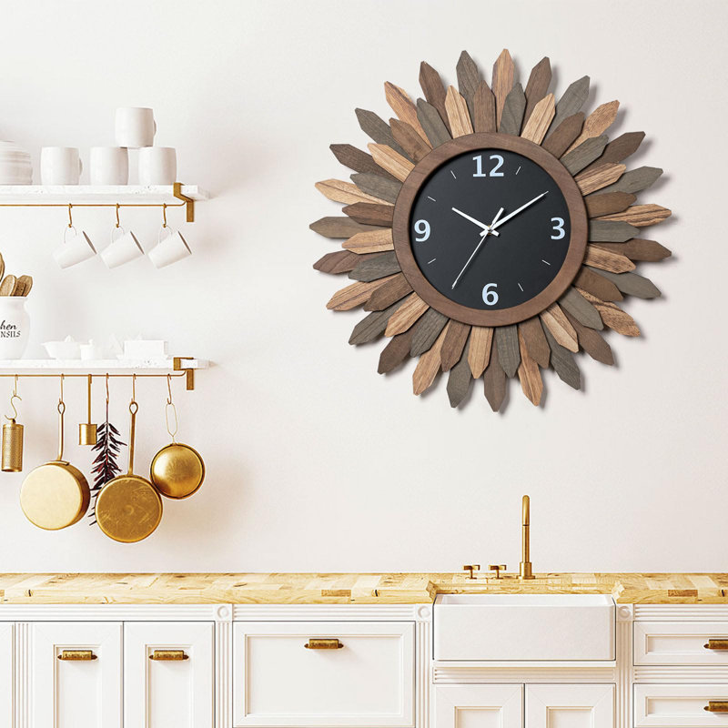 Horloge murale 21 po en bois rustique Boho Sunburst, Noyer