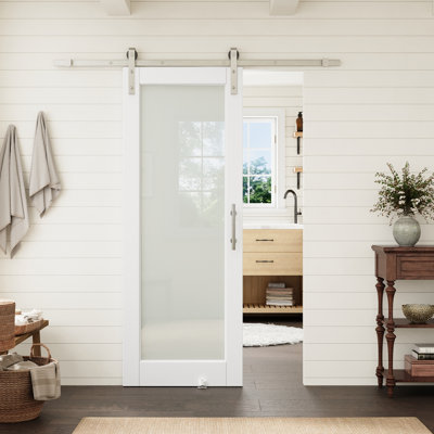 Porte vitrée pleine hauteur blanche de 71 x 203 cm (28 x 80 po) avec quincaillerie de porte de grange en nickel, idéale pour un garde-manger ou une chambre.