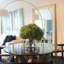 Hortensias blancs en vase en verre transparent-728382060-728382051