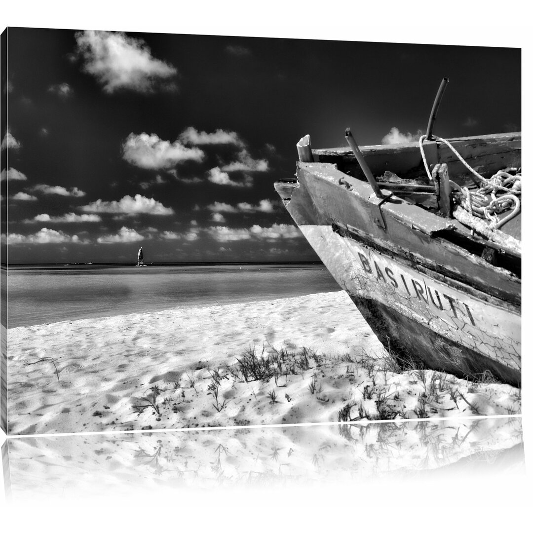 Leinwandbild Boot am Strand in Monochrom