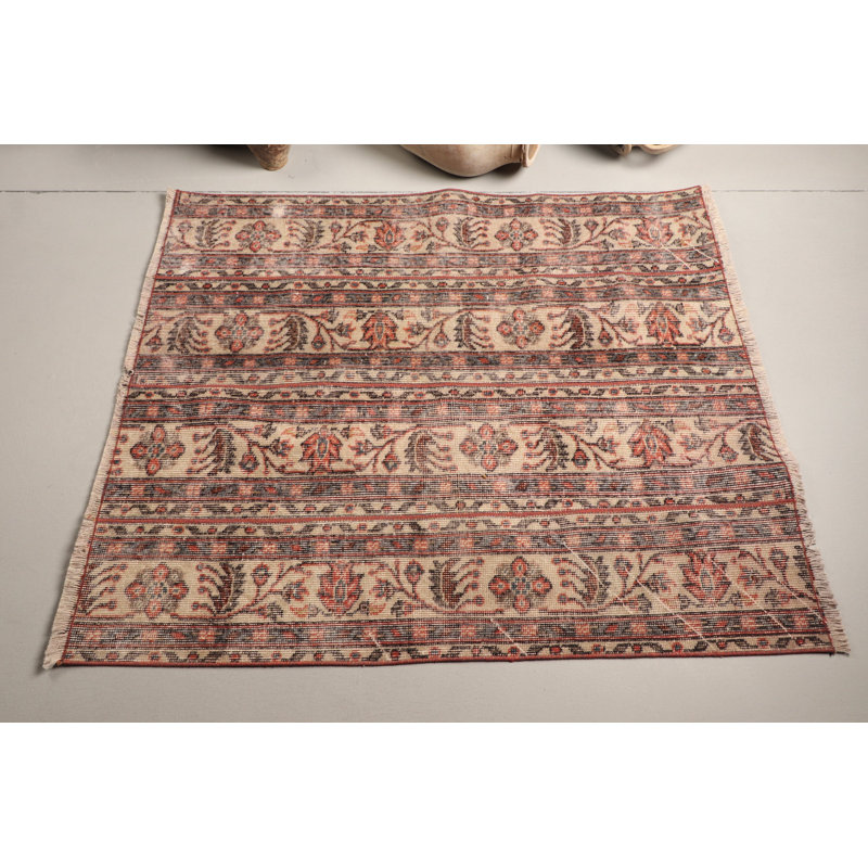 Tapis turc tissé à la main dans des tons terreux avec motif à rayures florales pour une décoration bohème esthétique