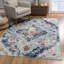 Tapis bleu à motif de médaillon délavé-79164171