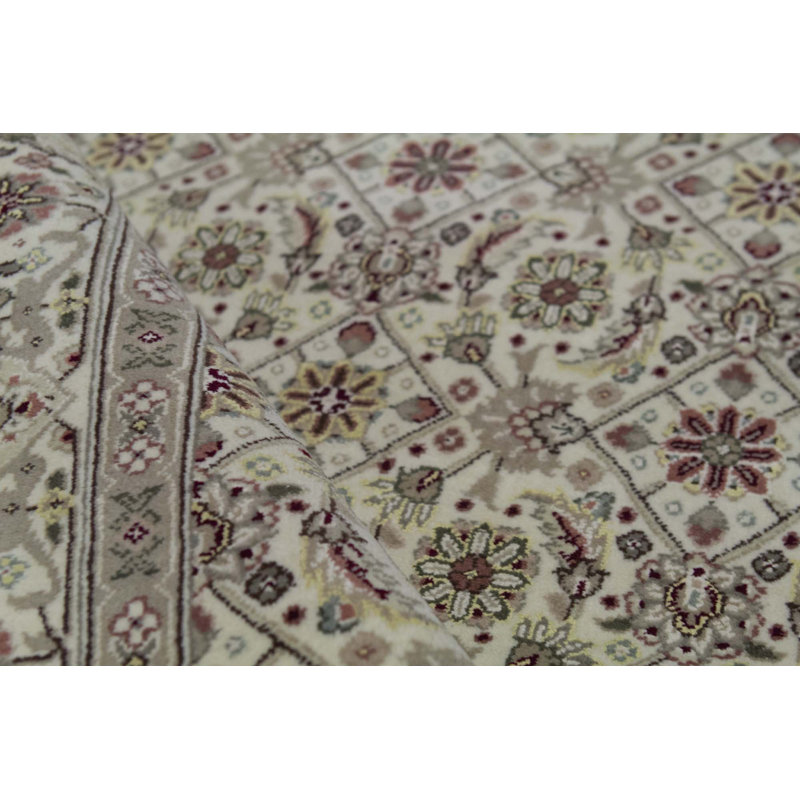Wool Oriental Area Rug in Beige/Ivory