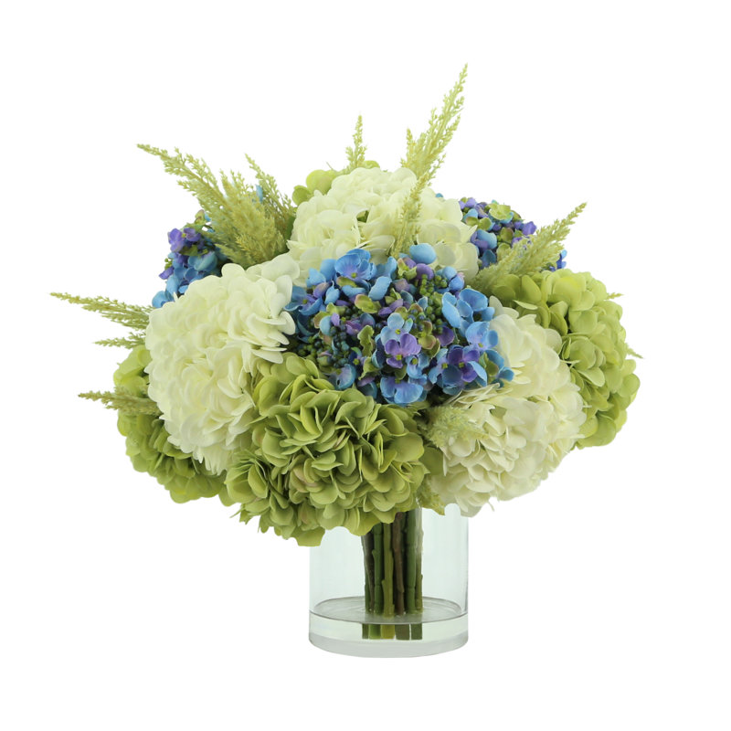 Arrangement floral hydranges et astilbe dans un vase