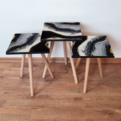 Ensemble de 3 tables gigognes élégantes, motif abstrait en marbre, blanc / noir / gris | 100% panneau de fibres à densité moyenne avec pieds en bois de hêtre | Grande table: 13,8 x 20,5 x 13,8 po, moyenne: 13,8 x 18,5 x 13,8 po, plus petite: 13,8 x 16,5 x 13,8 po | Parfait pour le salon et la décoration moderne