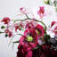 Jubilé de framboise - pivoine de beauté, hortensia, magnolia mauve, helleborus et eucalyptus arrangement floral d'illusion d'eau dans un vase à bulles moyen