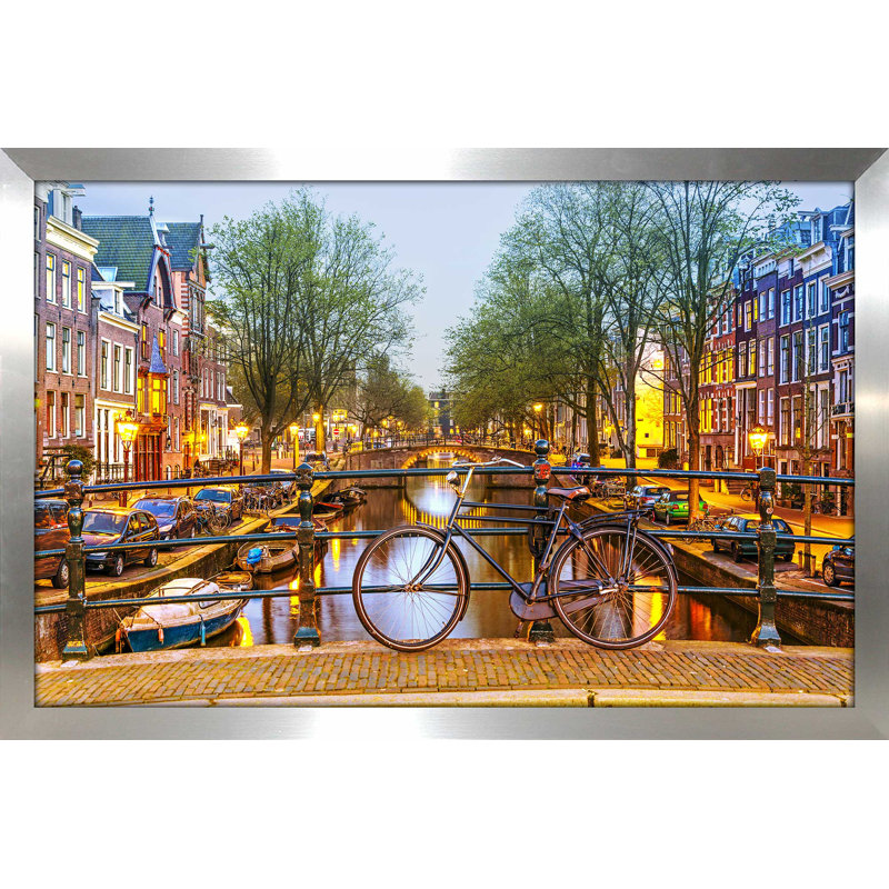 «Amsterdam Bicycle», reproduction de photo encadrée, H 33,5 po x l 49,5 po x P 1 po, Encadrement argenté