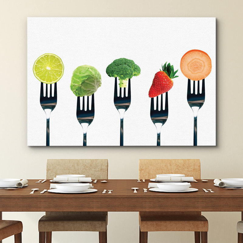 Variété de lime, de pousses, de broccoli, de fraise et de carotte, H 16 po x l 24 po