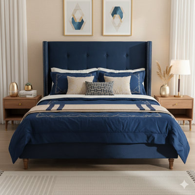 Grand lit tapissier avec une tête de lit haute de 54 pouces. Comprend un capitonnage traditionnel, une garniture cloutée et un design à oreilles. Aucun sommier tapissier n'est nécessaire et l'assemblage est simple. Revêtu de velours bleu.