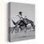 1950 s Cowboy chevauchant un cheval à cru sur un Western Ranch-446073437