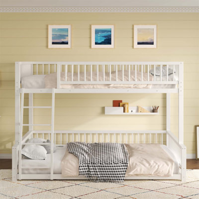 Structure de lit double superposé au-dessus de grand lit double avec échelle et garde-corps de sécurité, assemblage facile pour économiser de l'espace et durabilité (sans matelas)