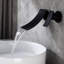 Robinet de salle de bain noir mat, fixation murale en laiton, avec un large bec en cascade et un robinet de contrôle précis du débit d'eau-128135506