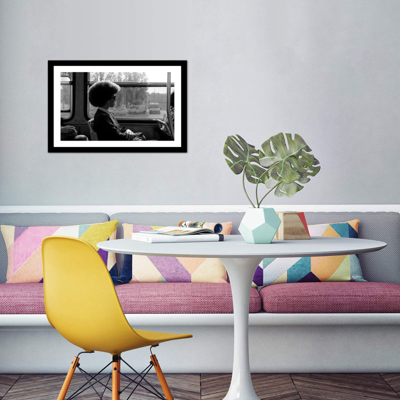 « * * * », reproduction de photo sur toile, Papier avec cadre noir, H 24 po x l 32 po x P 1,5 po