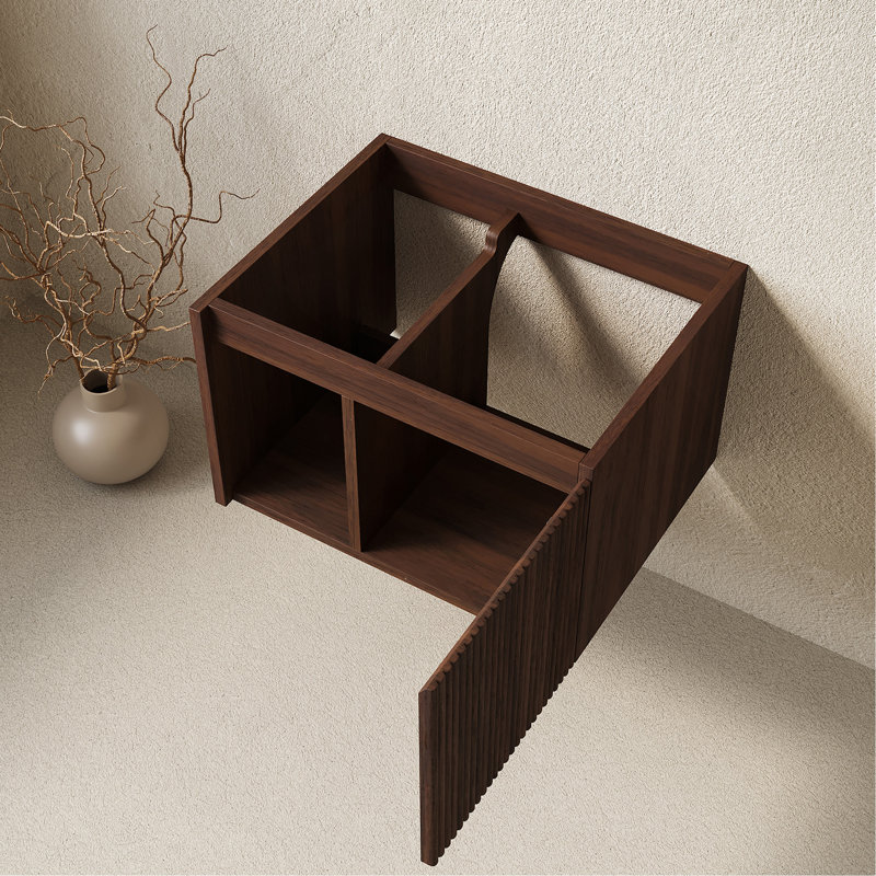 Meuble suspendu de 61 cm (24 po) avec une porte rayée et une tablette ouverte, sans lavabo ni comptoir, sans robinet ni couvercle d'évier.